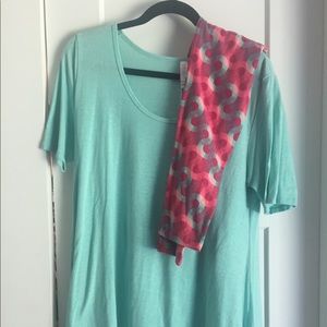 Lularoe outfit: perfect tee and leggings